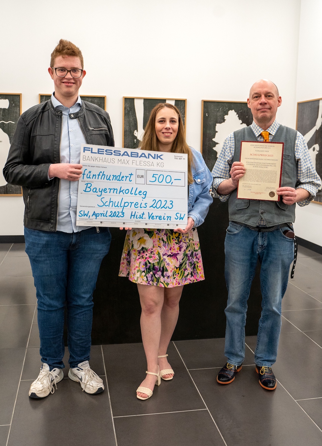Felix Rinke, Rosa Nolte und OStR Ulf Pennekendorf nehmen den Preis in Empfang